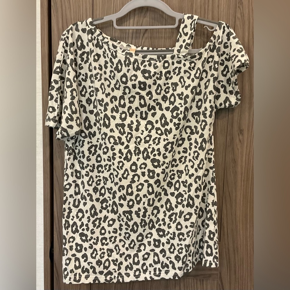 JINKESI Womens Animal Print Single Cold Shoulder  Short Sleeve Tee size Small
